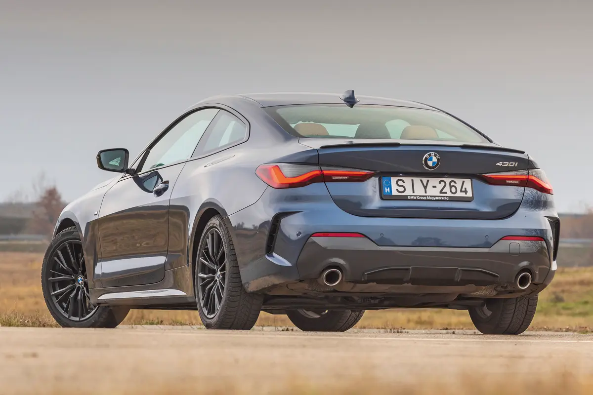 Hátulról kimondottan jól mutat a BMW 430i, a kipufogóvégek valódiak. A tükörház, a hátsó légterelő él karbonból is kérhető, persze jó drágán