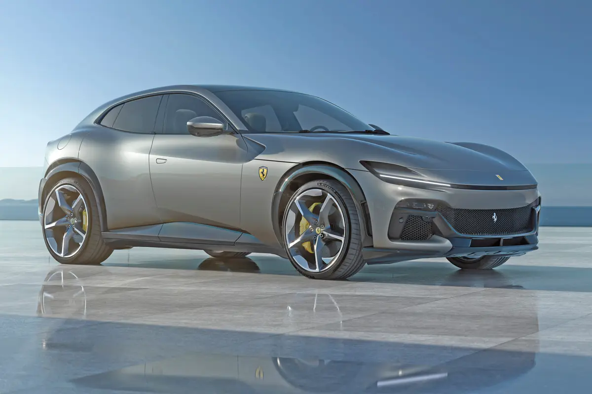 Mekkora valójában a Ferrari Purosangue? A fotó nem adja vissza, de segít az érzékeltetésben, hogy elöl 22, hátul 23 colosak a felnik. A hátsó ajtók kilincse rejtett