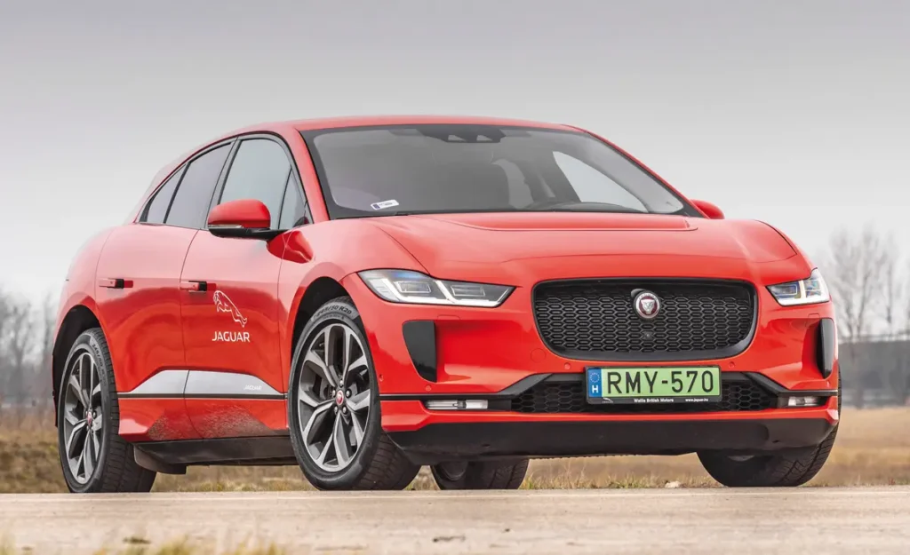 4,8 s alatt van százon a Jaguar I-Pace, a rugalmasság 130-ig hátba vágó, a korlátozott végsebesség 200 km/h. A HSE alapáron kap Mátrix-LED fényszórókat