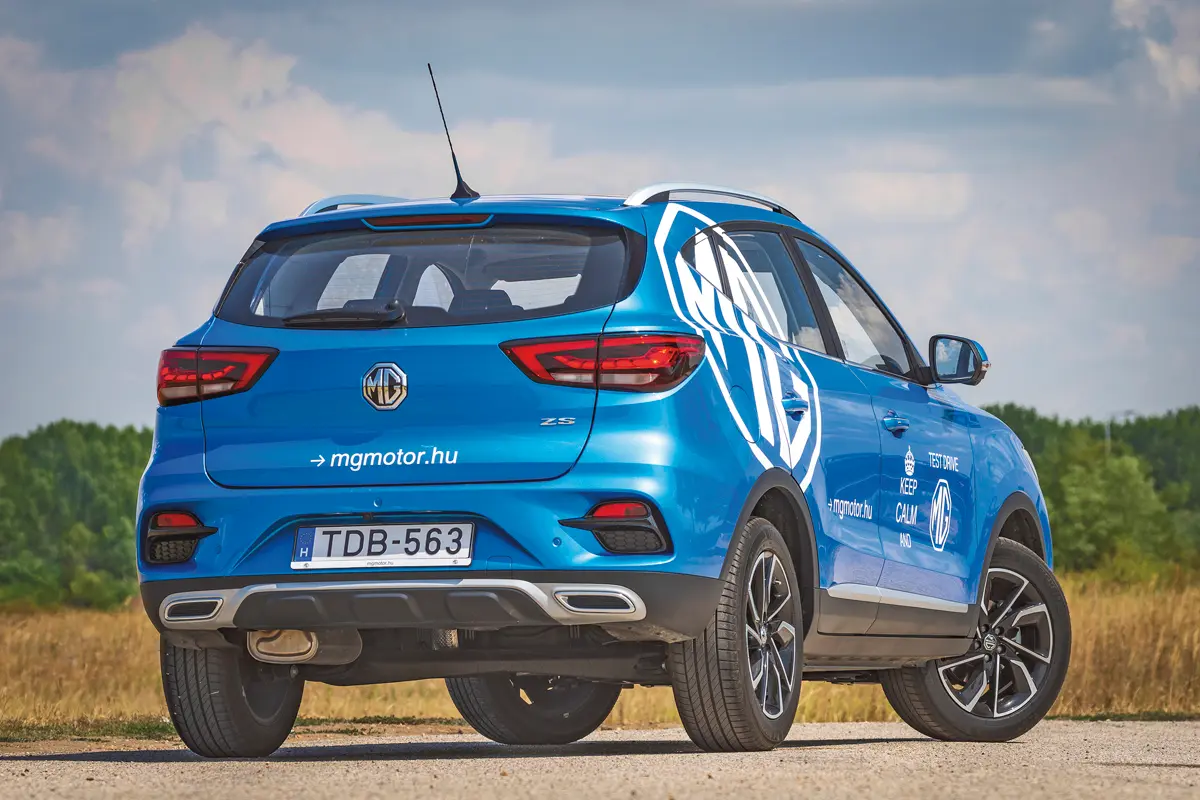 Négy helyett három szenzorral dolgozik a tolatóradar. 4x4-es ZS nincs, a hajtás kizárólag az első kerekeké, terepen lejtmenetvezérlő segít(het). Vontatni 500 kilót tud