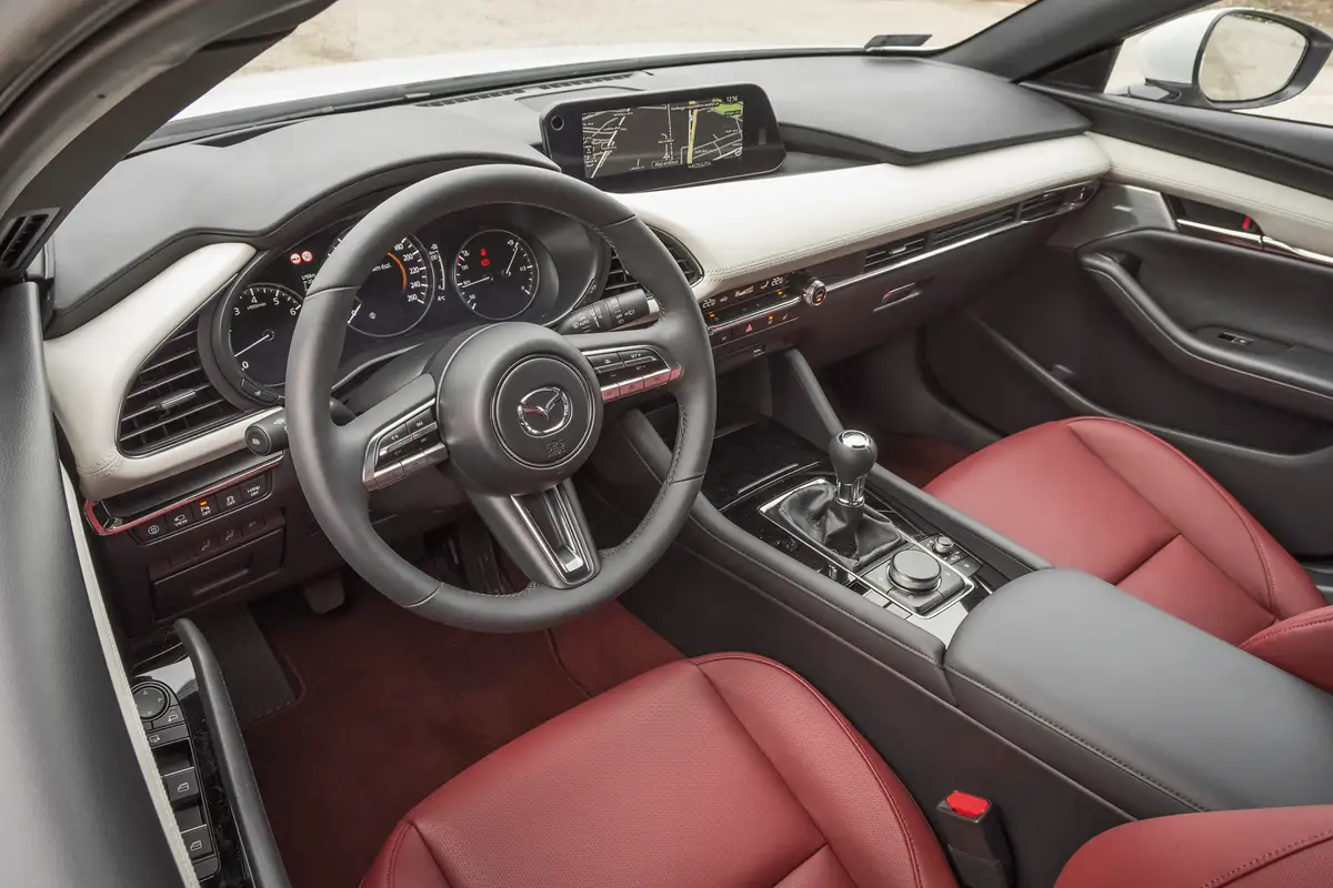 Finom anyagok, hibátlan összeszerelés – a Mazda3 Skyactiv-X180 prémiummárka szeretne lenni