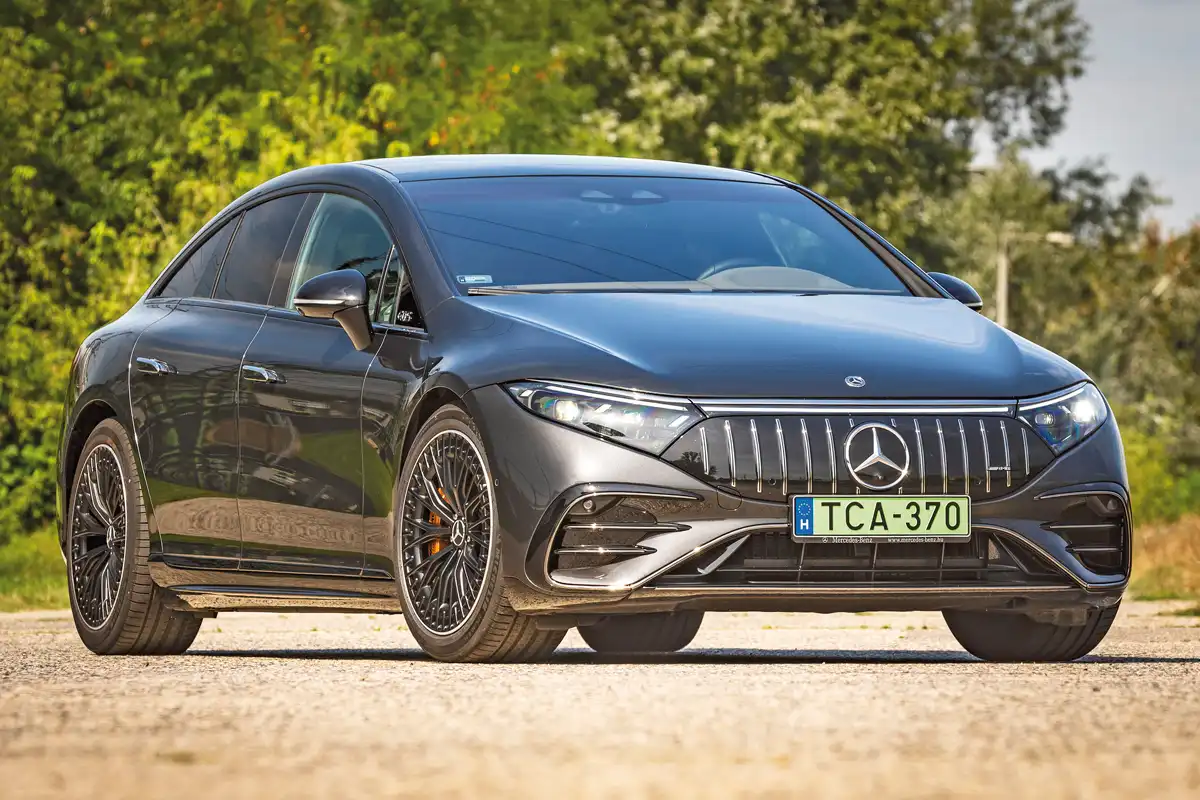 Kamu a hűtőmaszk, de kell a látvány miatt, a Mercedes-AMG EQS a függőeleges pálcákkal már messziről felismerhető