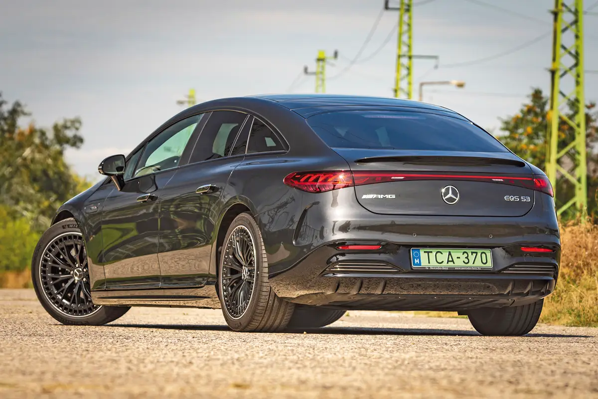Nem klasszikus limuzin, a tető kupolája majdnem a csomagtartó végéig fut. Akárcsak elöl a fényszórókat, a lámpákat fénycsík köti össze, ez a Mercedes-AMG EQ modellek jellemzője