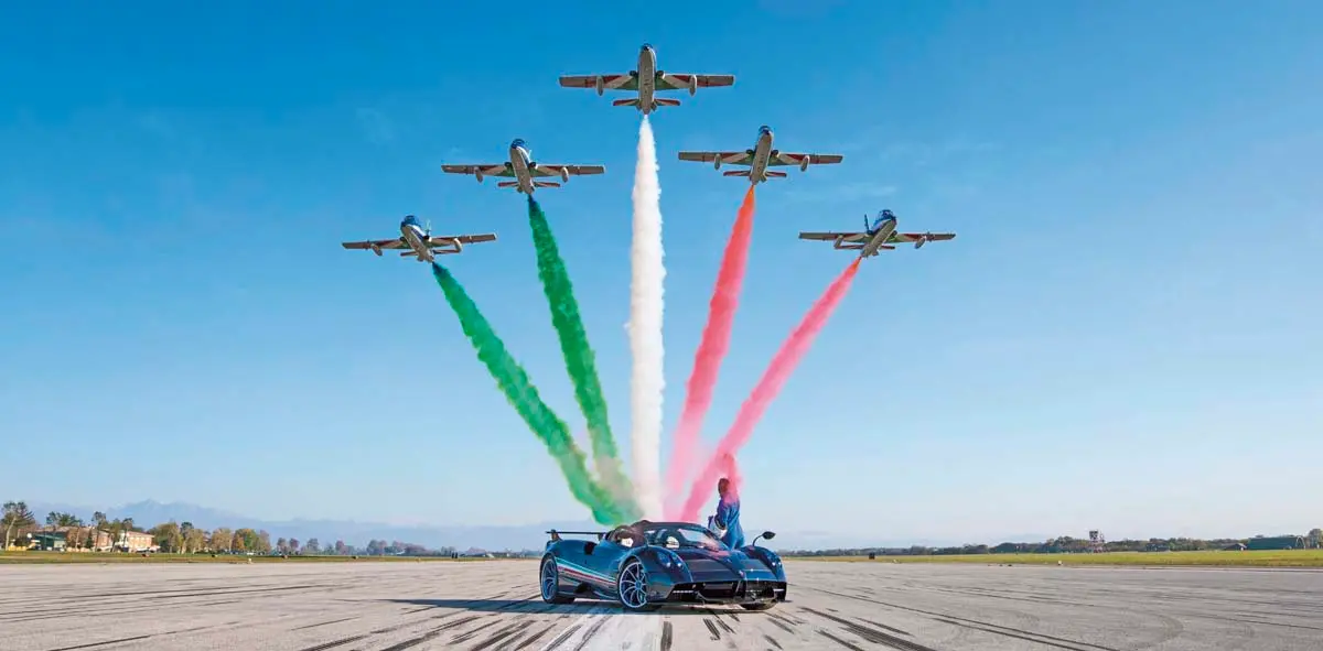 Frecce Tricolori – ék alakban repülve festik az olasz nemzeti színeket az égboltra. Ez csak a kötelék fele, összesen tízen vannak