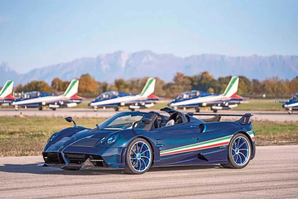 Csupán három Pagani Huayra Tricolore készült, befektetésnek is kiválóak. Háttérben a méltán világhírű kötelék repülőgépei, az Aermacchi MB-339A-k