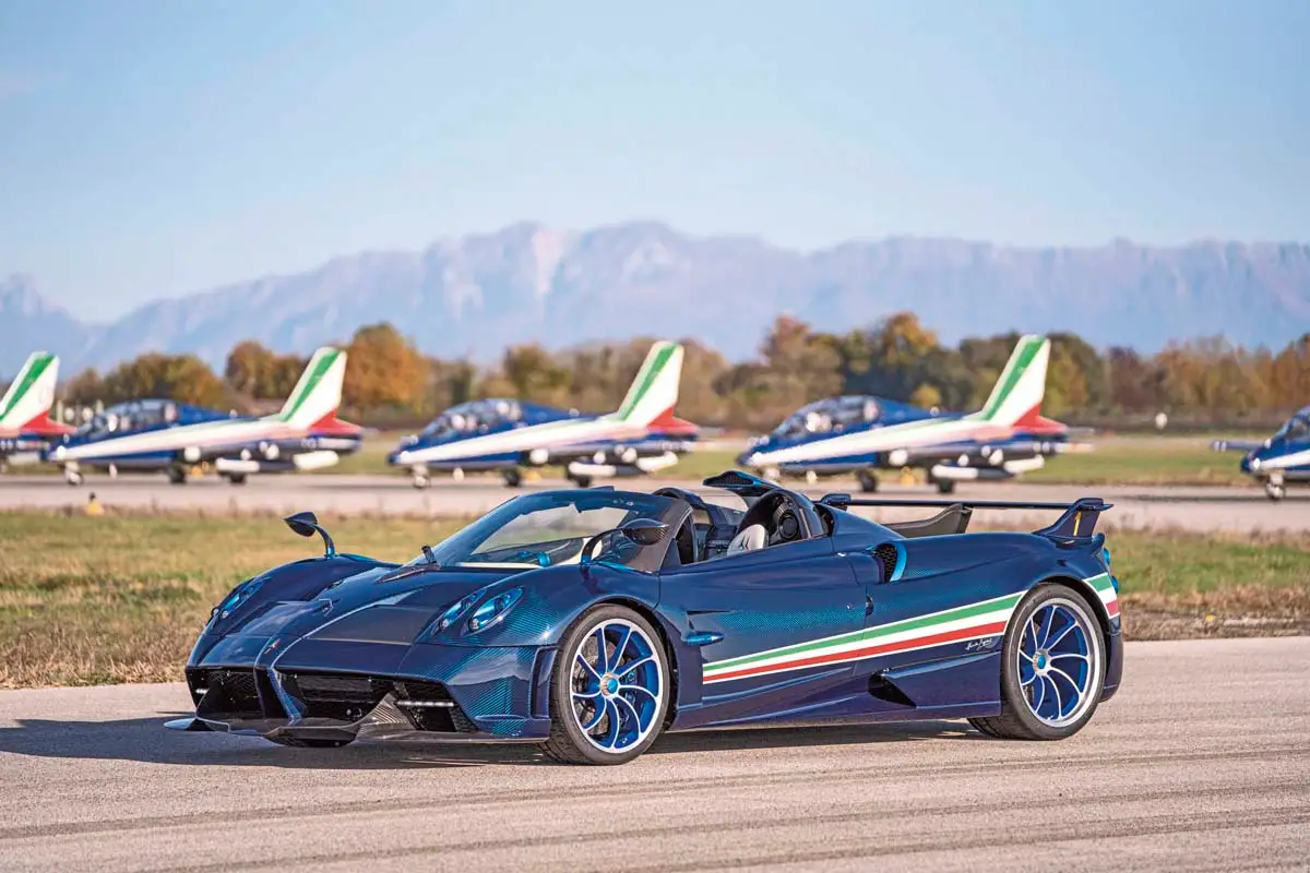 Csupán három Pagani Huayra Tricolore készült, befektetésnek is kiválóak. Háttérben a méltán világhírű kötelék repülőgépei, az Aermacchi MB-339A-k