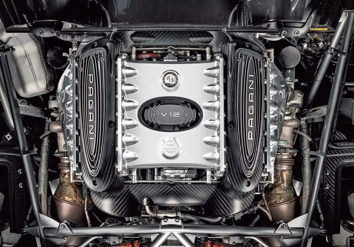 Egy ember szereli össze a 840 LE-s Mercedes-AMG V12-est, amit a végén aláírásával tanúsít