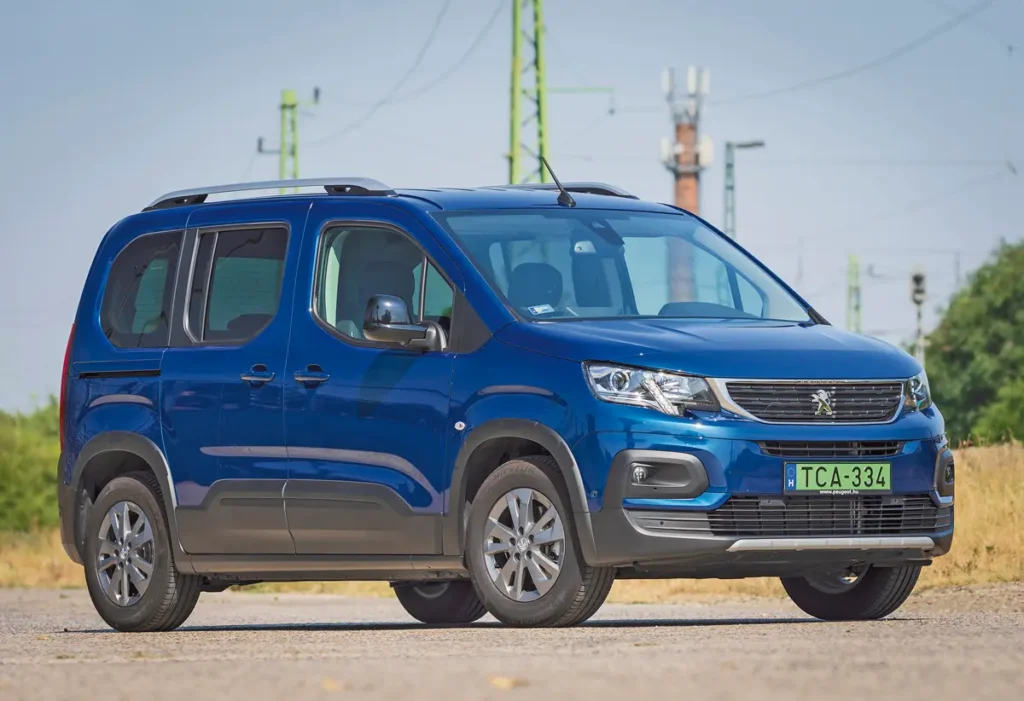 100 kiló pakolható a tetőre, utánfutóval 750 kilót vontathat a Peugeot e-Rifter. A fényszóróknál csak a menetfények diódásak