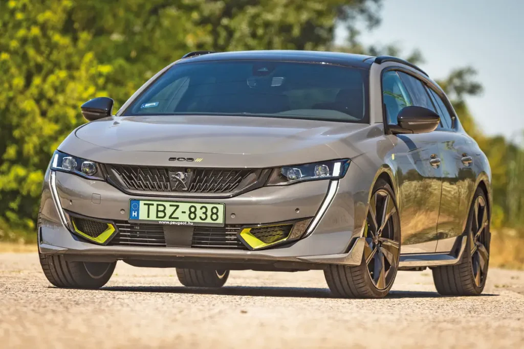 Ha más nem, a két neon sárga beömlő első pillantásra felismerhetővé teszi a Peugeot 508 sportváltozatát. Ez a szürke az alapszín, ezen kívül van még fekete és gyöngyház fehér