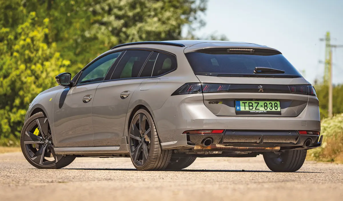 A Peugeot 508 SW PSE oldalsó légterelői látványosak. A kiváló tapadású Michelin Pilot Sport 4S gumik oldalfalának magassága valóban jelképes, a hátsó féktárcsák átmérője 290 mm