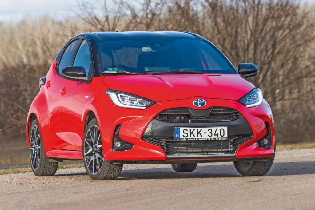 Morcos ezzel a nagy fekete maszkkal a Toyota Yaris 1.5 Hybrid, de még döbbenetesebb a hátsó sárvédő szélesítése. Az automata távfény többnyire jól dolgozik, nem sokan villogtak ránk vakításért