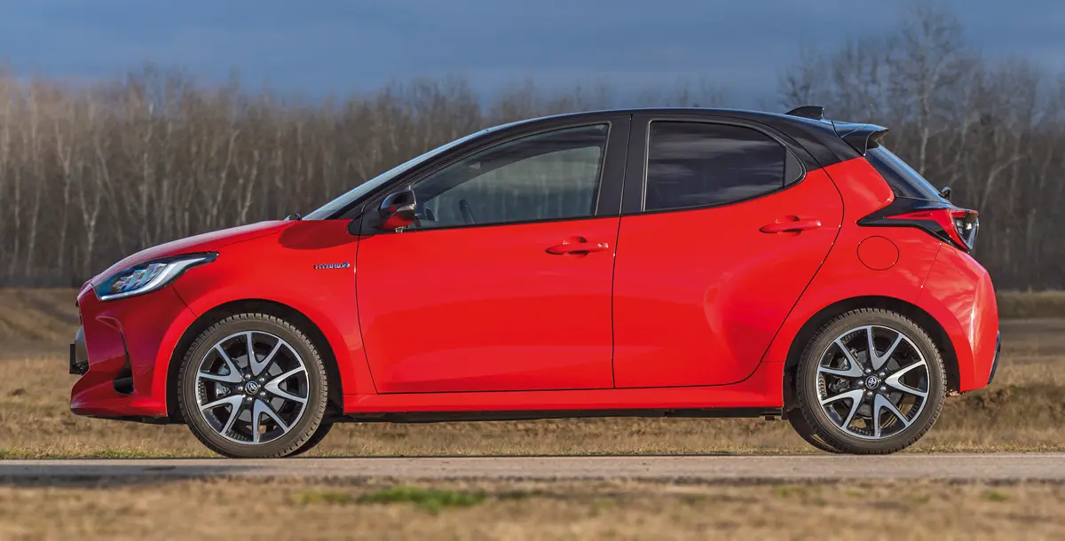 A Toyota Yaris 1.5 Hybrid hátsó túlnyúlása feltűnően rövid, a teljes hosszúság hat centi híján 4 m. Jól látszik, milyen aránytalanul rövid a hátsó ajtó. Négy tárcsafék csak a hibridhez jár, a többi Yaris hátul dobfékes
