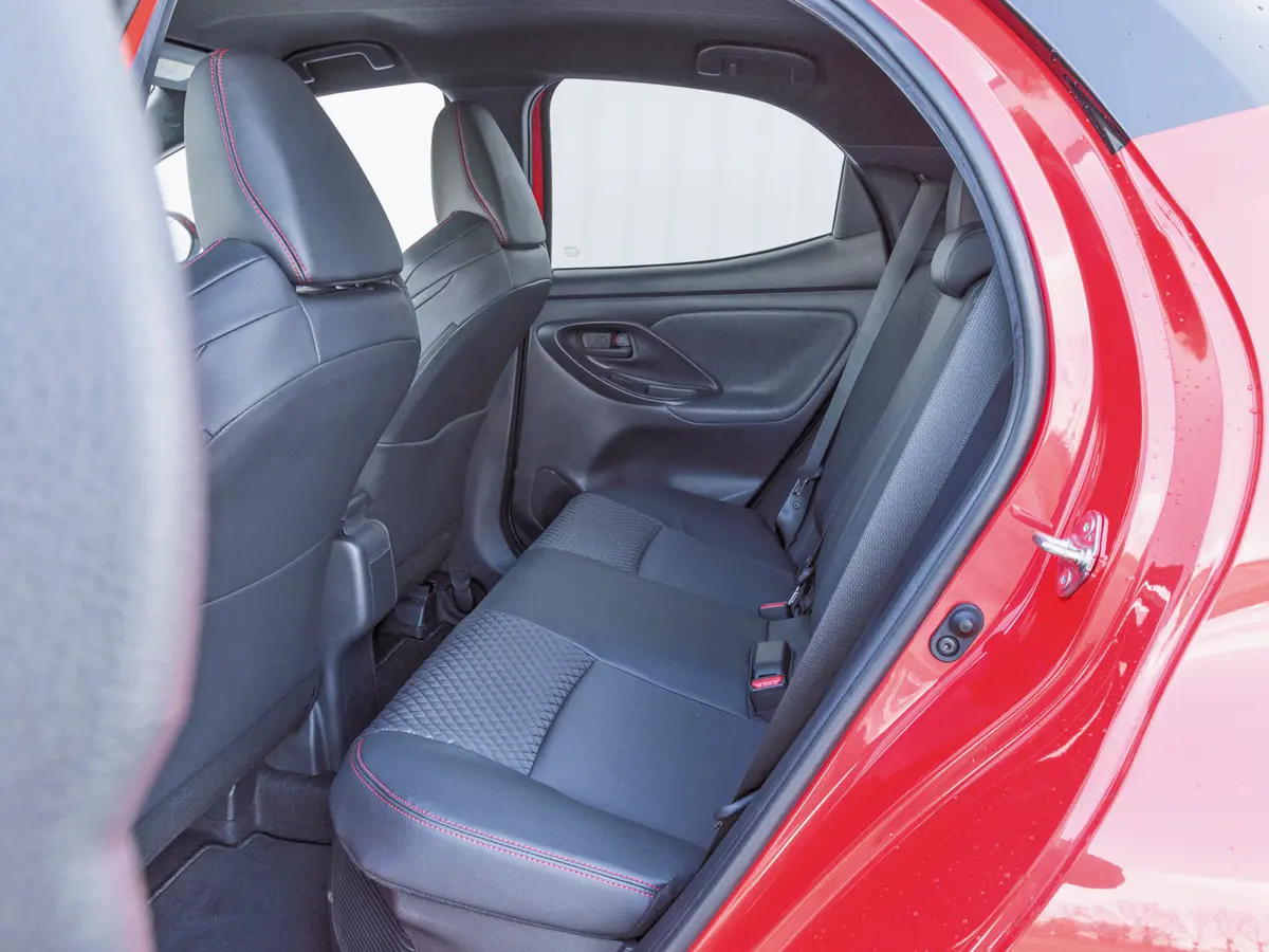 Vannak hátul sokkal tágasabb kisautók a Yarisnál, például a szintén hibrid Honda Jazz. Nem csak a hely, maga az ajtónyílás is szűk, az ülőlap hossza 460 mm