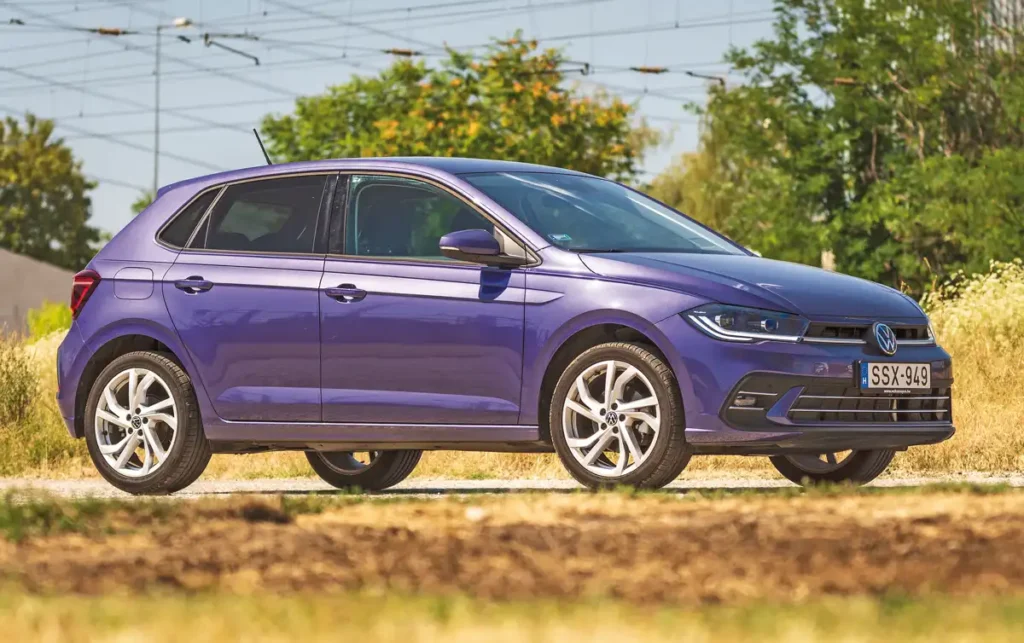 Hosszúsága és tengelytávja is nagyobb, mint a kettes Golfé, pedig egy kategóriával kisebb a Volkswagen Polo. Most csak ráncfelvarrás történt, a módosítások nem jelentősek