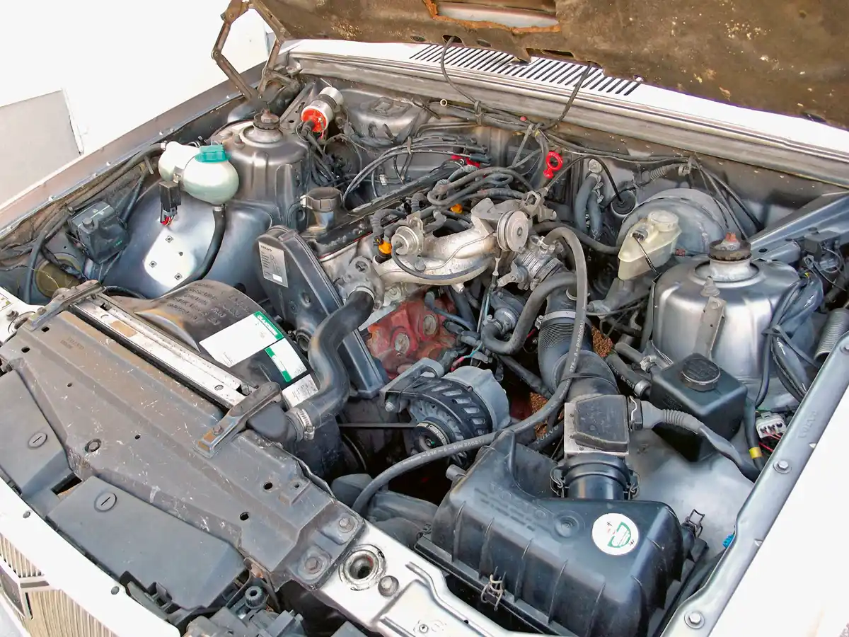 A motor 15 fokkal balra dől, a hengerenkénti befecskendezés a Bosch LH Jetronic-ja, és van katalizátor is