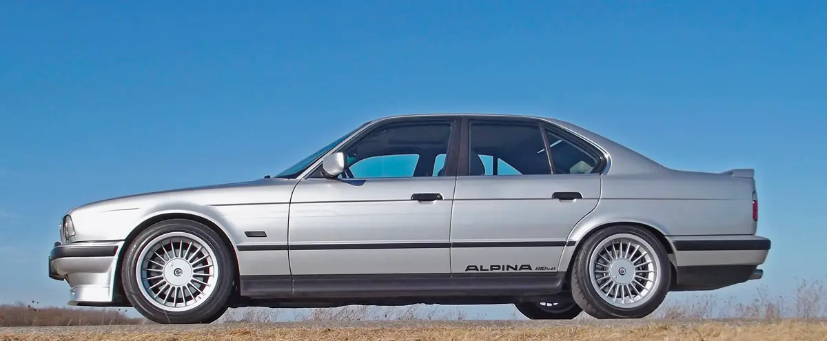 Az aranyszínű oldalcsíkozás kötelező Alpina-jegy