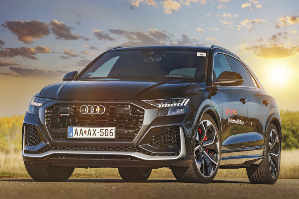 Fotón nem jön át, hogy valójában mekkora az Audi RS Q8, a fordulóköre 12,3 m. Élénk színekben, például aranysárgában, levelibéka zöldben más arcát mutatná, a fekete túl konzervatív egy RS-hez