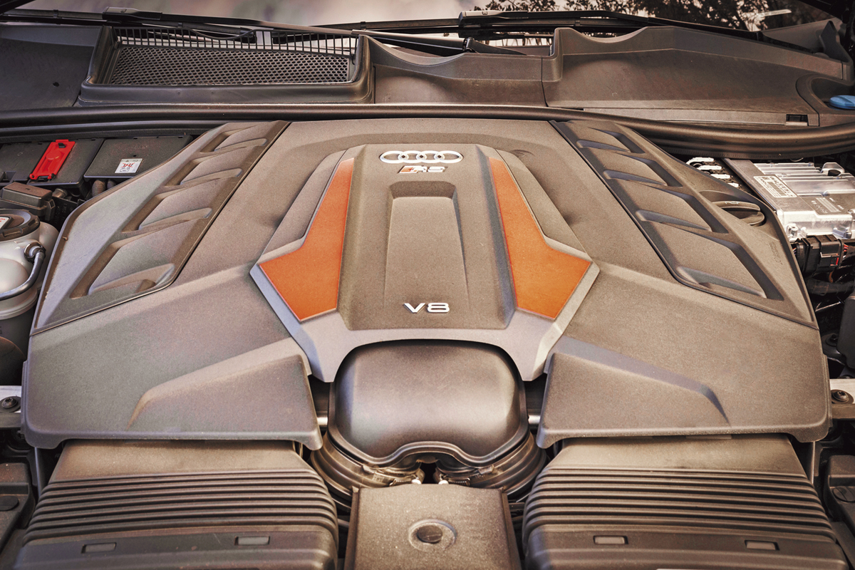 9,5 l olaj kering a 4,0 l-es V8-asban, amely itt 600 LE-s – bőven van még benne tartalék