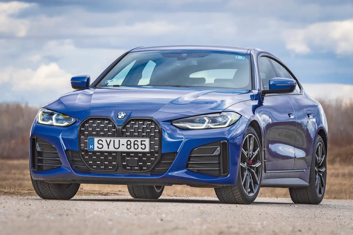 Ha nincs kihangsúlyozva a hűtőmaszk (krómmal, színekkel), kevésbé feltűnő a BMW 420d Gran Coupe. A kilincsek az ajtólemezekbe simulnak, akárcsak az elektromos i4-en