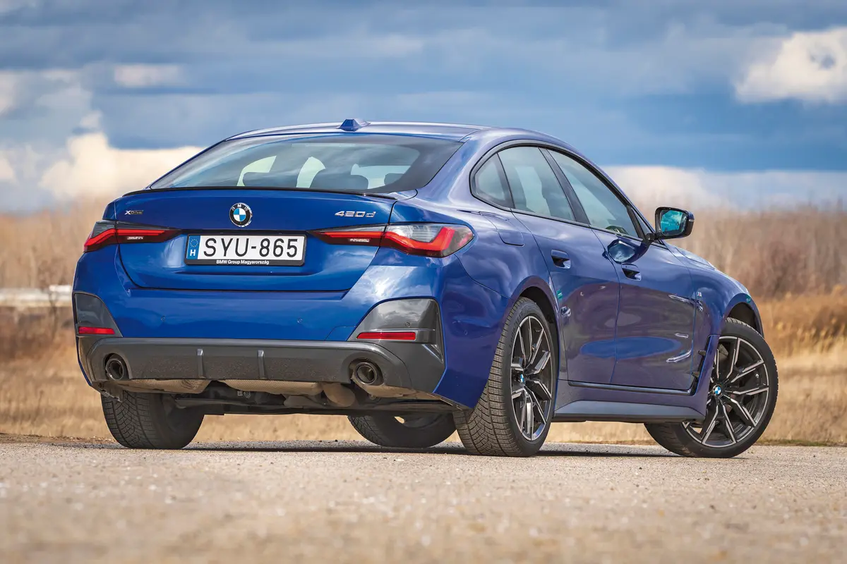 Hátulról a szélvédő árulja el, hogy nem klasszikus 3-as limuzin a a BMW 420d. A kipufogóvégek igaziak, a tengelytáv 5 mm-rel hosszabb, mint a 4-es Coupe esetében