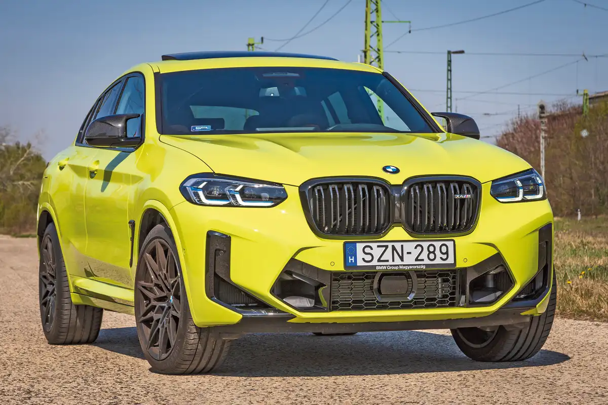 Van tekintélye a BMW X4 M Competition-nek, ha feltűnik a visszapillantóban. A lézeres fényszórók este parádésan világítanak