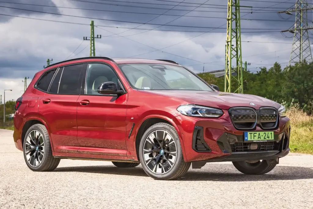 A BMW iX3 hűtőmaszkjának nincs valódi funkciója, de a márkaarculat miatt megtartották. Az új fényszórók keskenyebbek