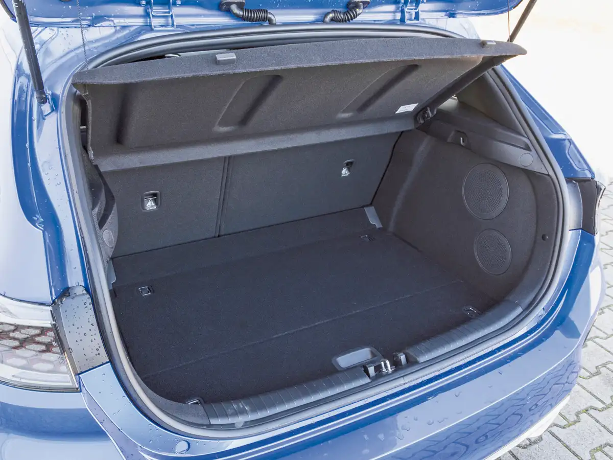 395–1291 helyett a 48V Hybrid csomagtere kisebb, de nem sokkal: alapból 357, bővítve 1253 l-es