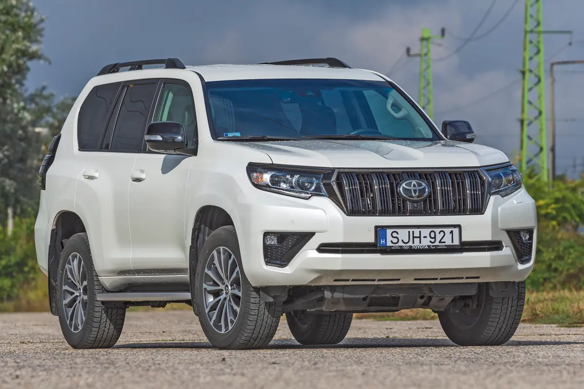 A Toyota Land Cruiser akár 42 fokos emelkedőn is felmegy és az oldalra borulási határa is éppen ekkora. A gázlómélység 700 mm