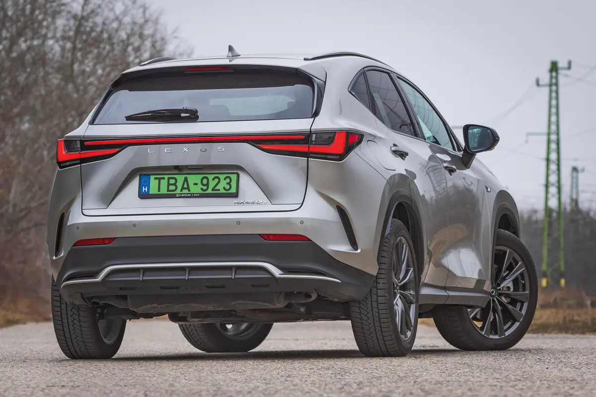 Embléma helyett Lexus felirat kerül a motorosan nyíló-záródó ajtóra. A teljes szélességben világító menetfény is újdonság az NX-en, bár az UX-en már láttunk hasonlót