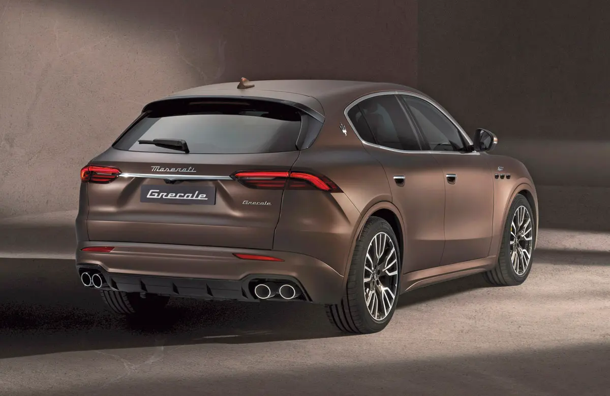 Ez a belépő GT, speciális bronz színvilággal és 19 colos alufelnikkel. A lámpához a Giugiaro féle 3200 GT bumerángja adta az ihletet. A Modena és a Trofeo hátsó nyomtávja 34 mm-rel szélesebb