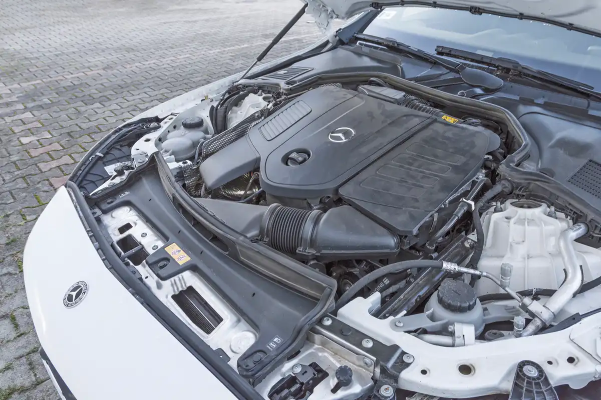 Hatalmas a burkolat, de akárcsak Rodolfo, a Mercedes is csal: csupán négyhengeres erőforrás rejtőzik a műanyag fedél alatt. Alapjáraton furcsa, kattogó hangot hallat