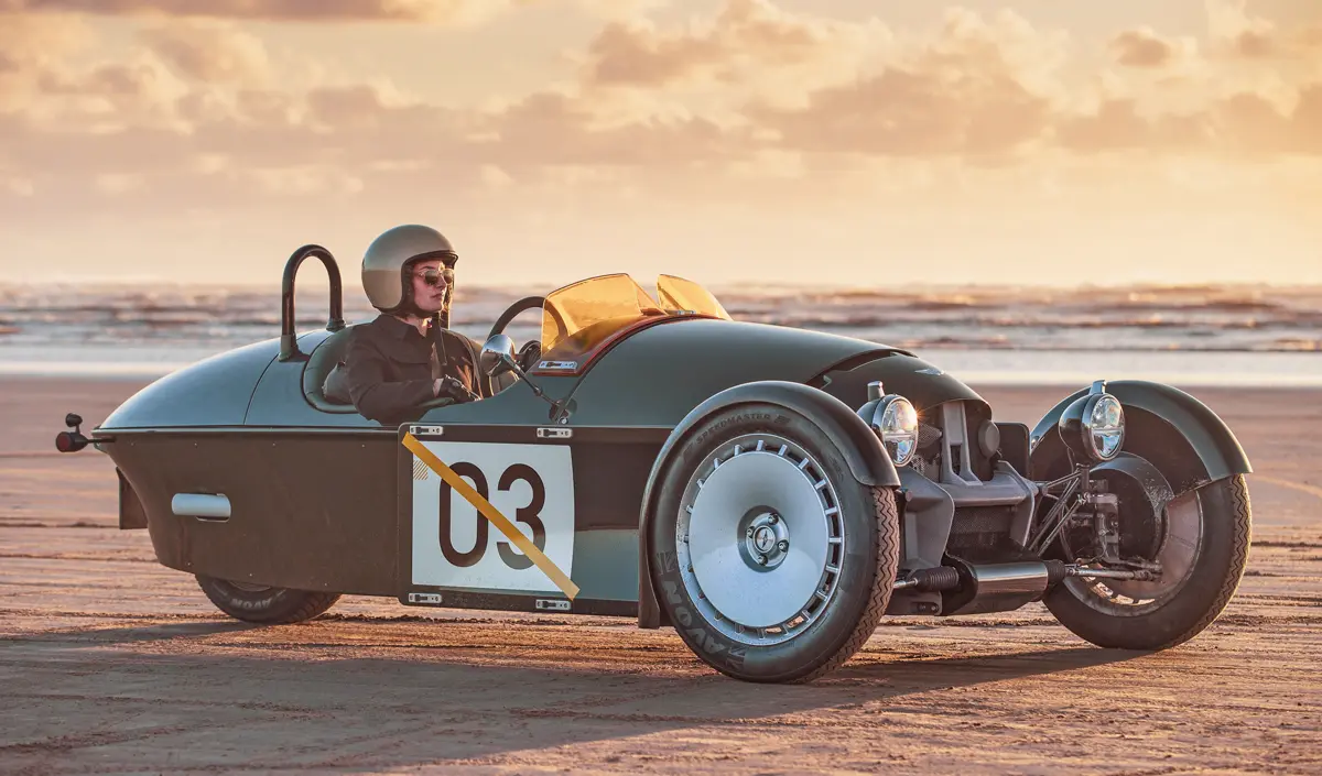 A Morgan Super 3 első kerekei 20 colosak, a speciális méretű gumit az Avon szállítja. A motor nem látszik a kerekek között, mint régen, de a vázszerkezet egy része igen, s ezt ezüst helyett sötétszürkére festve is kérhetjük