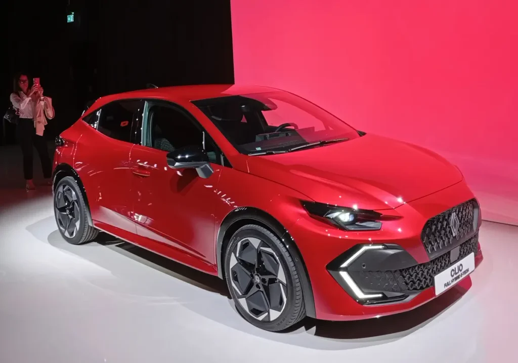A Renault Clio első és a hátsó túlnyúlása is megnőtt, a tengelytáv 5 mm-t nyúlt
