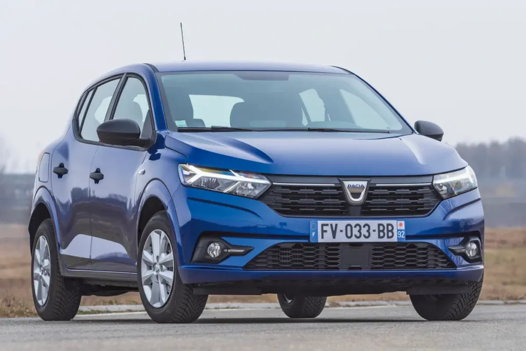 Minden Dacia Sandero LED-fényszórós és jár az Y-mintás, szintén diódás menetfény is. A ködfényszórók az Essential esetén felárasak (35 000 Ft)