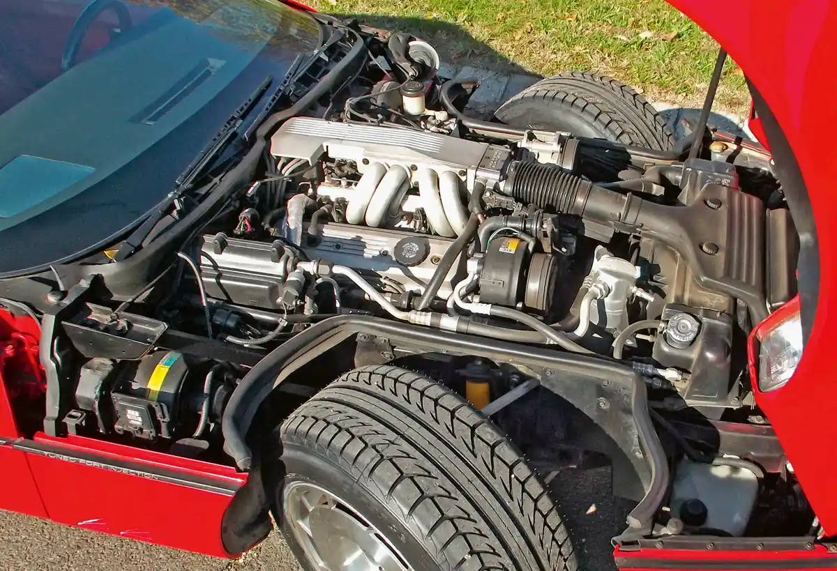 A motorhoz könnyű hozzáférni. A Chevy Camaro-t és a Pontiac Firebird-öt is ez az 5,7-es vitte