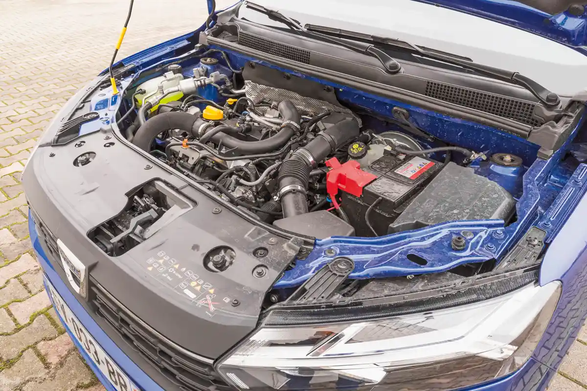 Még egyszerű műanyag burkolatot sem kap a Renault-eredetű motor