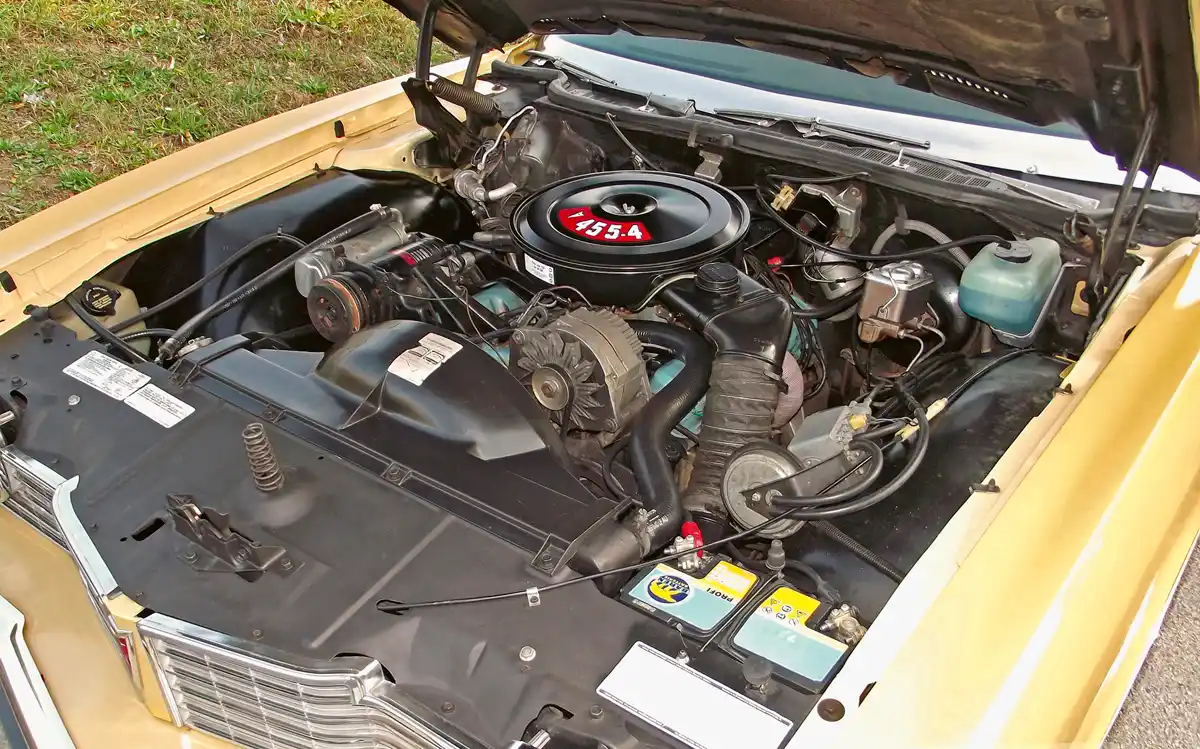 A csupa vas, 90°-os hengerszögű V8-as étvágya nem meglepő: 23 l/100 km