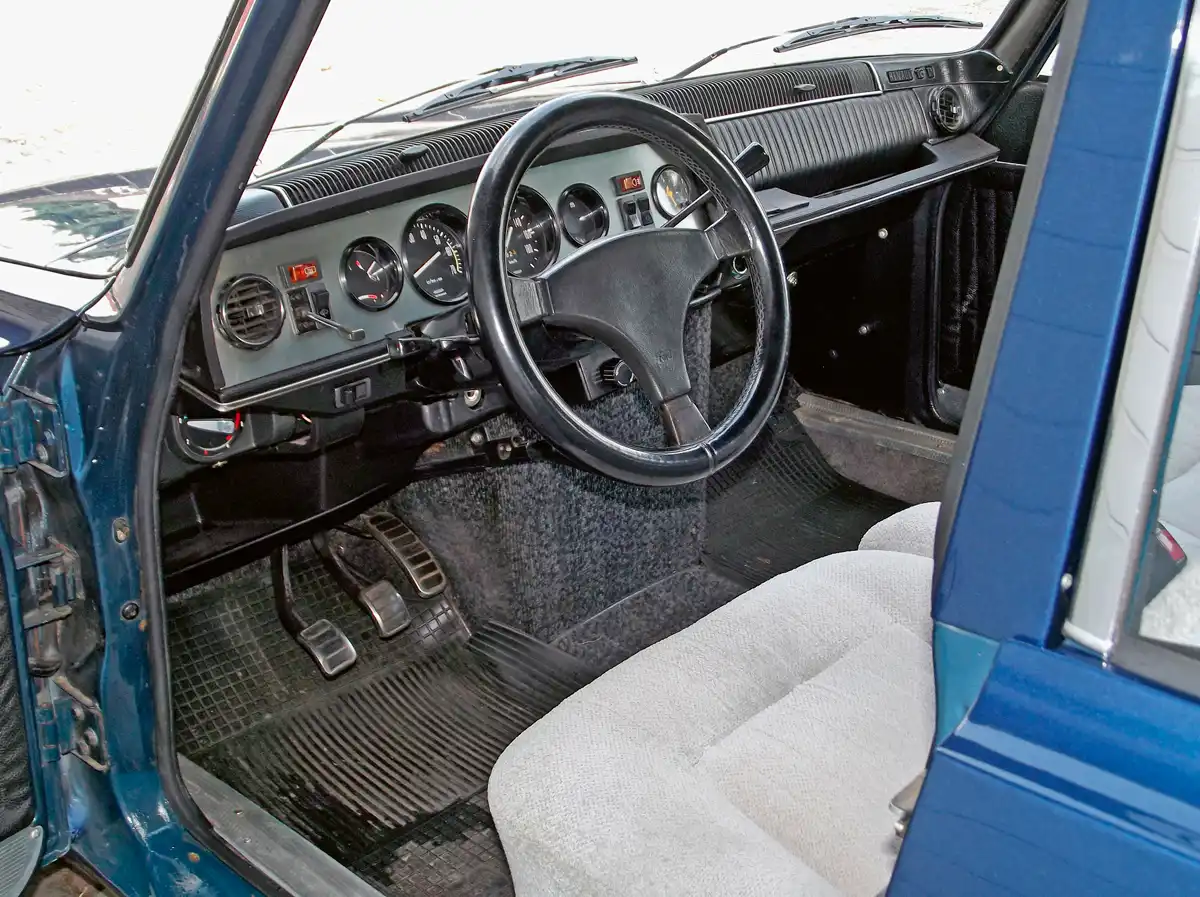 A Renault R16 TX-nél elhagyták a fabetéteket, alu-lapban ülnek a műszerek. A kormány nem illik a képbe, későbbi, de jó fogású. Természetesen a gyári is megvan