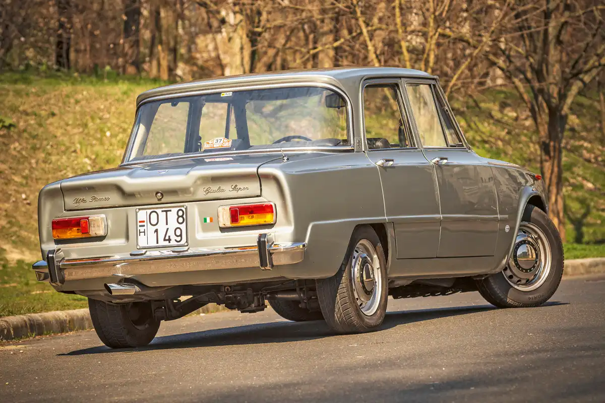 Jól látszik a hátsó merev tengely és annak hosszlengőkaros bekötése. A motor olajteknőjét feláras rács védi alulról, de a differenciálmű házára járdára parkoláskor is figyelni kell