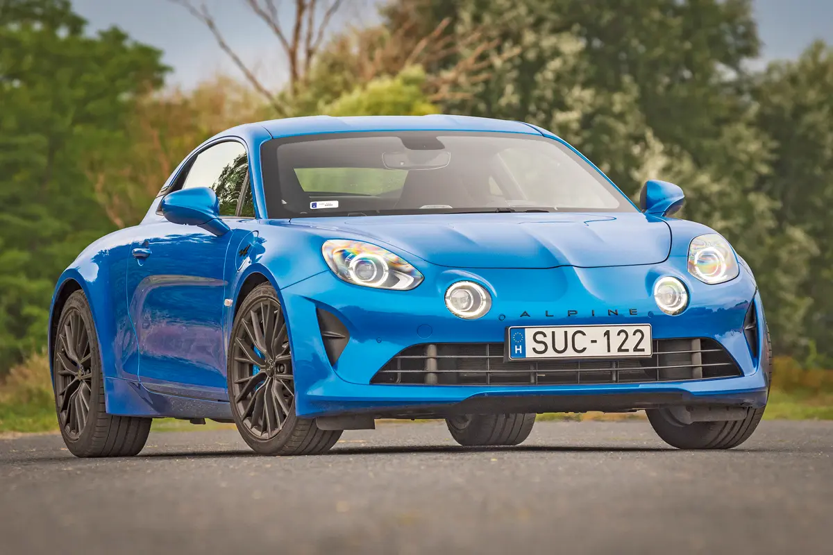 Összetéveszthetetlen az Alpine A110 megjelenése. Az ajtók keretnélküliek, a gumik elöl 215, hátul 245 mm szélesek