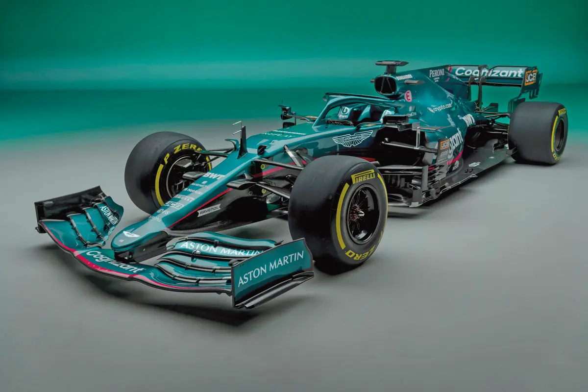 Aston Martin AMR21 – Sebastian Vettel és Lance Stroll 2021-es munkaeszköze. A csapat már idén akár győzelmeket is vár, elsősorban a klasszis Vetteltől