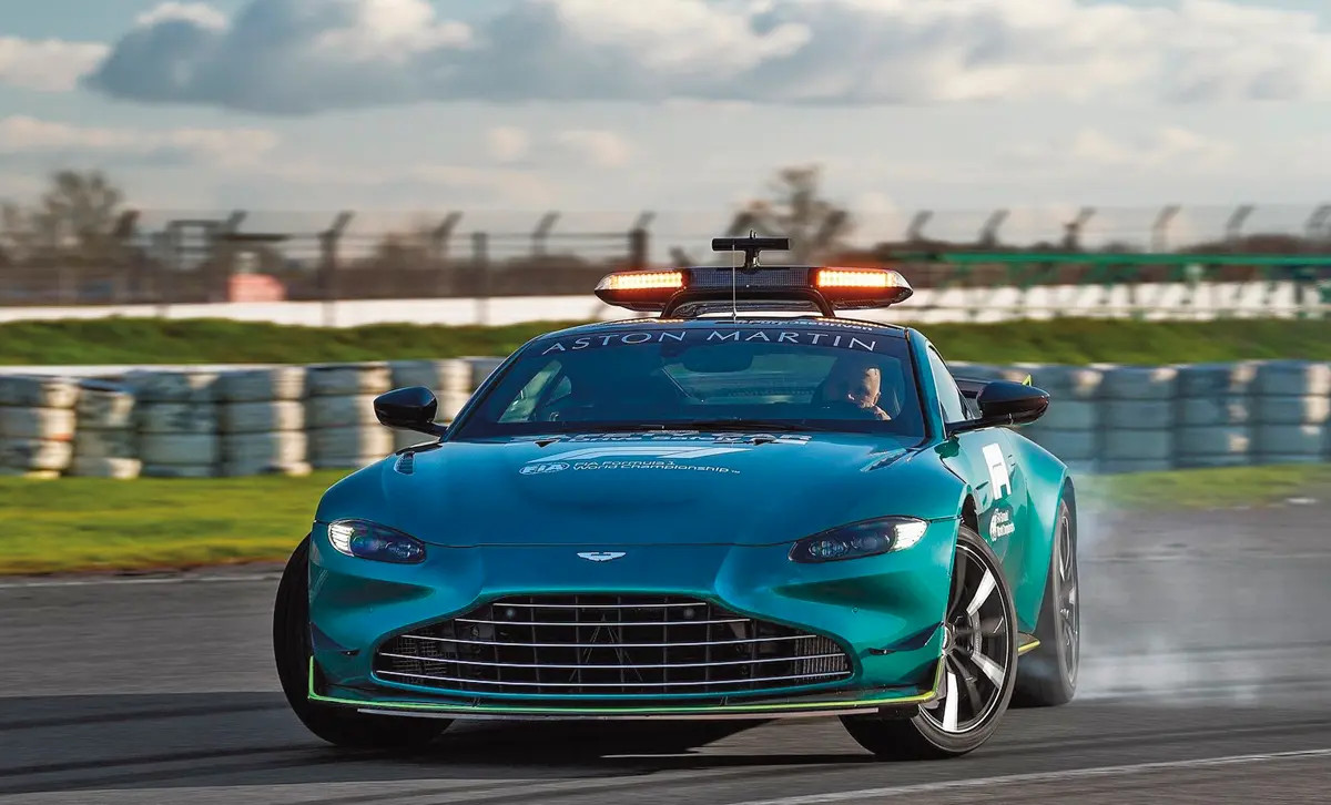 Mindenképpen gyors autó kell Mayländer alá, hiszen adott esetben a mezőny nem cammoghat a Safety Car mögött. A Vantage méltó a feladatra