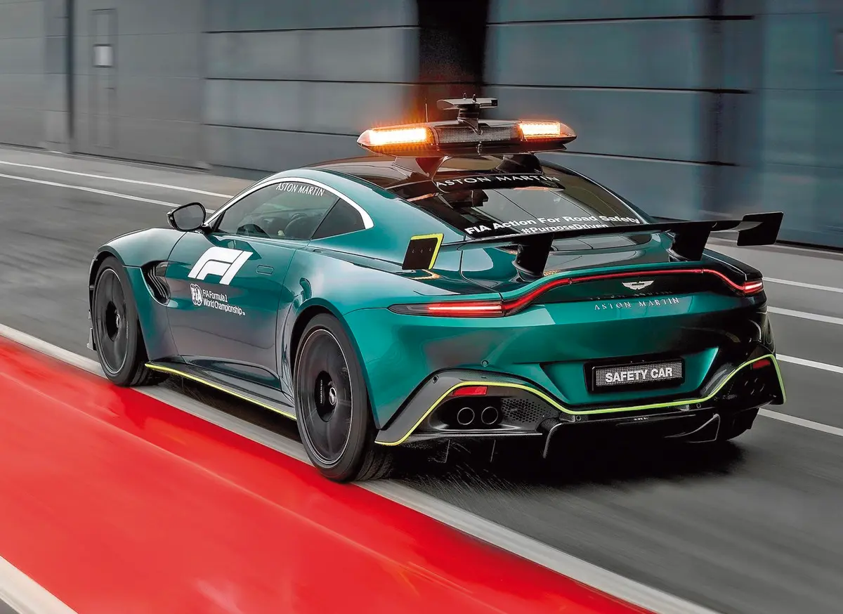 Fényhíd és kamera is van a Vantage Safety Car tetején, a tradicionális Aston Martin Racing zöldet Lime zöld díszítéssel dobták föl