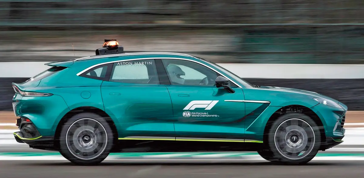 A vezető Alan van der Merwe mellett Dr. Ian Roberts ül a jobb egyben és mindig van egy helyi orvos is a négyszemélyessé alakított DBX Medical Car fedélzetén