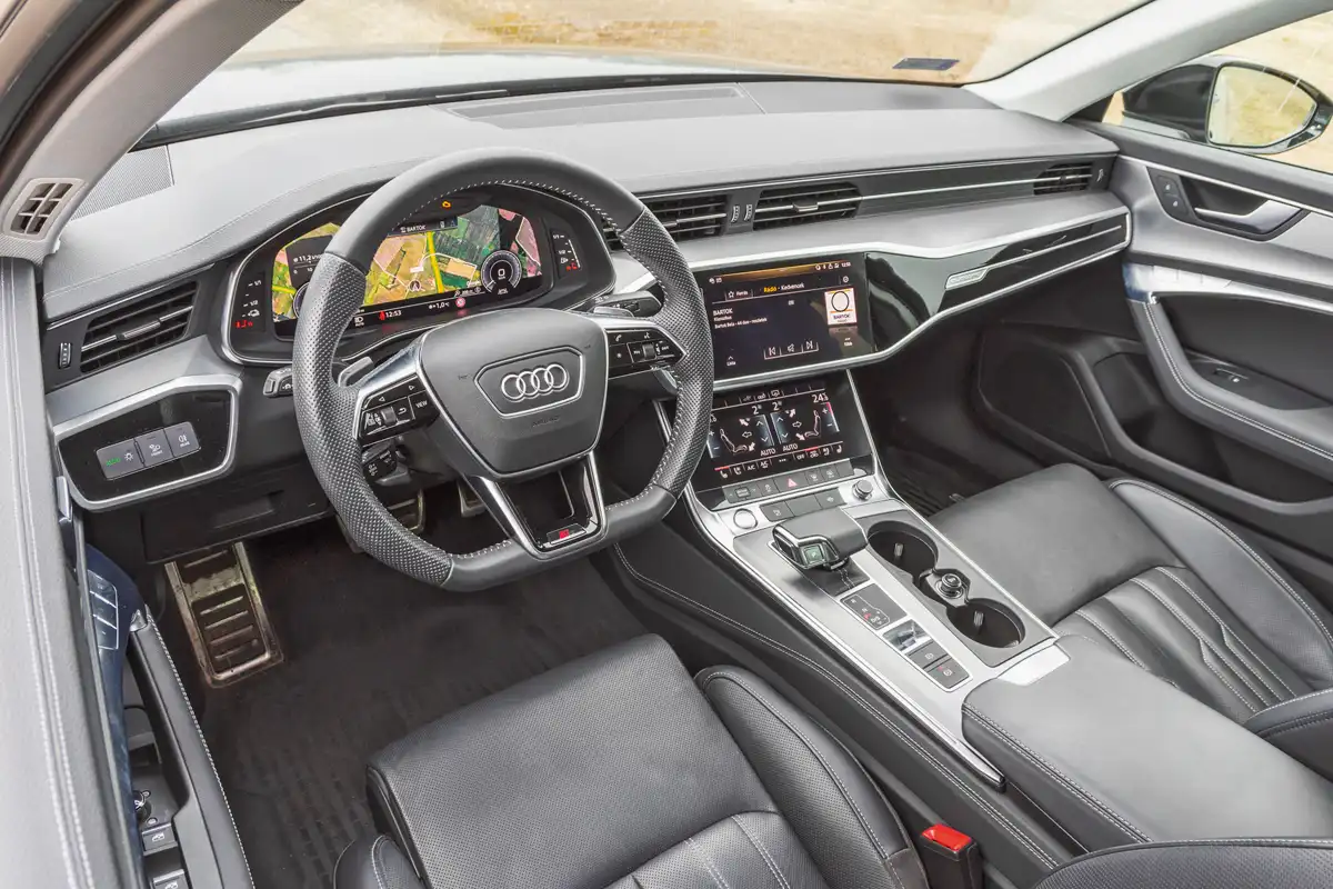 Ultramodern Audi A6 belső remek sportkormánnyal. Bal szélen a nyomógombos világítás, ez Auto állásban mindent elintéz
