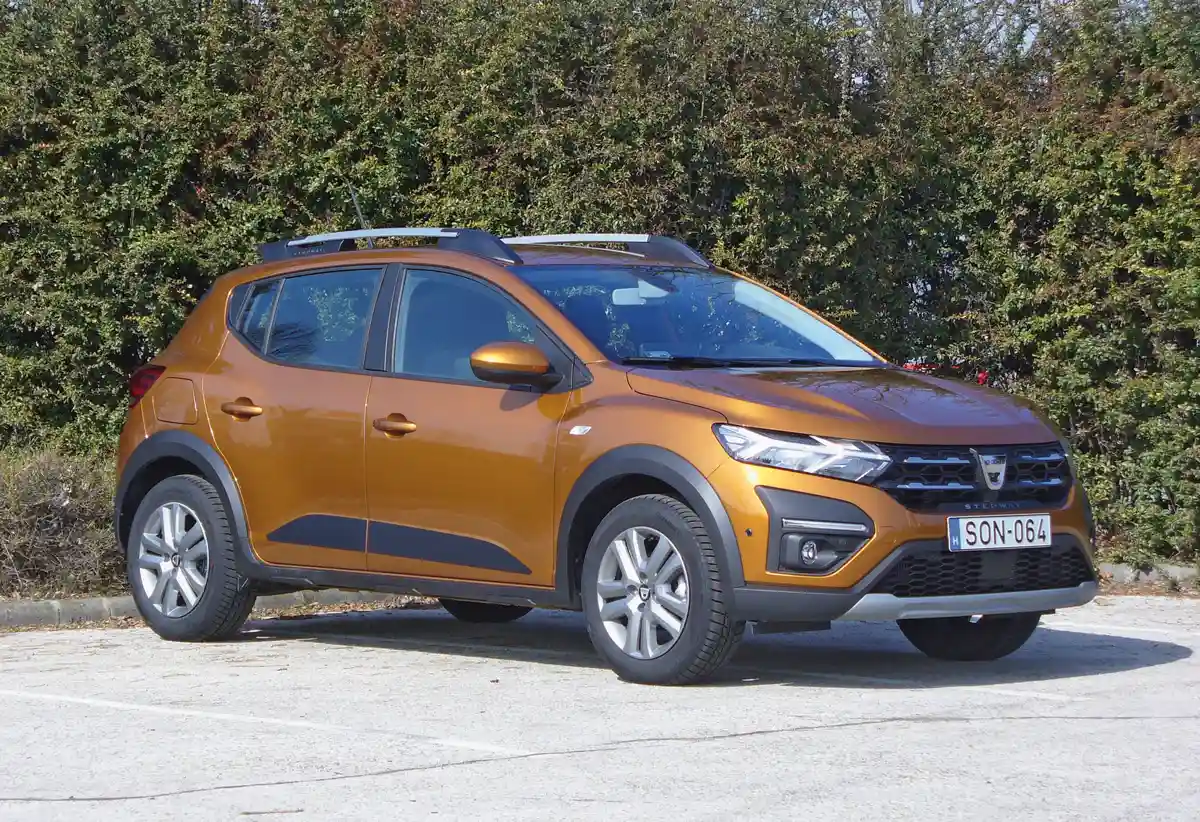 A Dacia Sandero Stepway emelt hasmagassága városi környezetben is előnyös, ráadásul beülni is kényelmesebb így