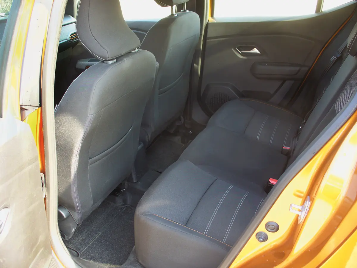 A középső merevítő alacsony, középtávon két felnőtt kellemesen ül itt. A Dacia Sandero Stepway tengelytávja bő 2 centivel hosszabb a Clioénál, jó, hogy támlazsebek is vannak