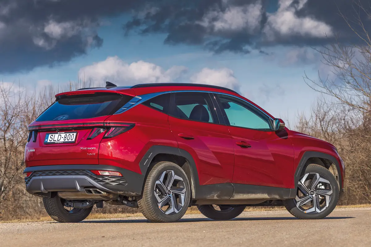 17 centi a hasmagasság. Az új Hyundai Tucson minden irányban nőtt néhány centit az előzőhöz képest, tengelytávja 10 mm-t nyúlt