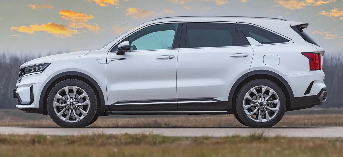 A Kia Sorento 4,8 m hosszú, de nagyobbnak érződik, vontatni 2,5 tonnát tud. A hasmagasság 2 mm-rel több, mint a hibrideknél (176 mm)