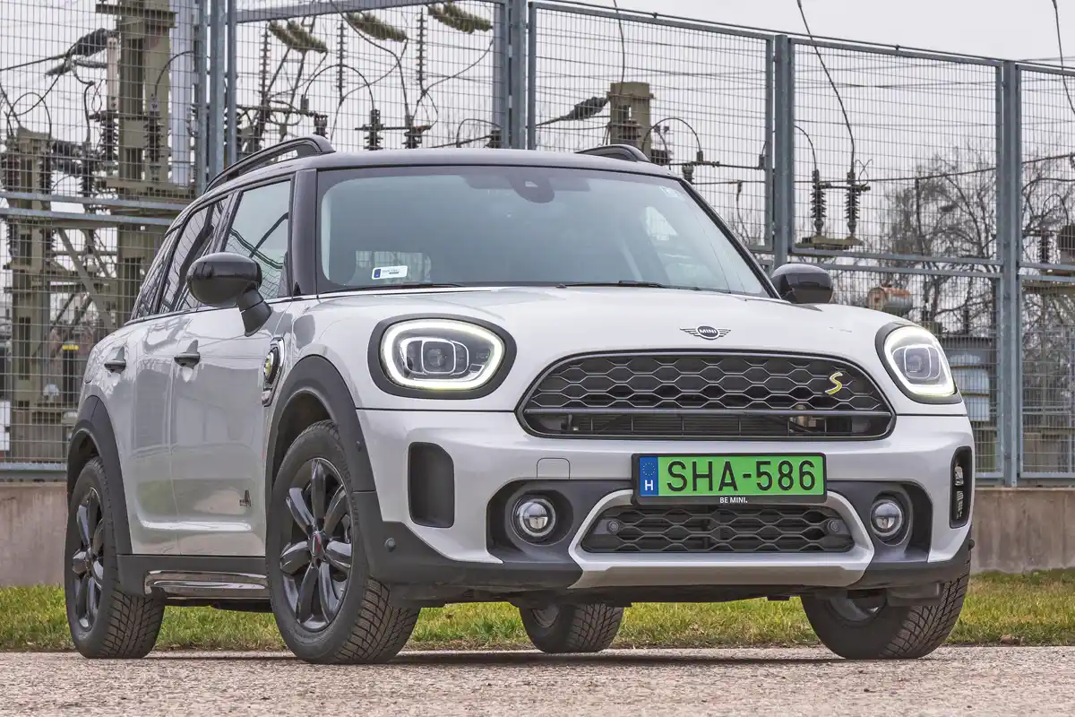 A Mini Countryman Cooper hasmagassága 147 mm. A hűtőmaszk már nem „biggyeszt” a széleken, a LED fényszórók alapból járnak, de az adaptív vezérlésért minden esetben fizetni kell